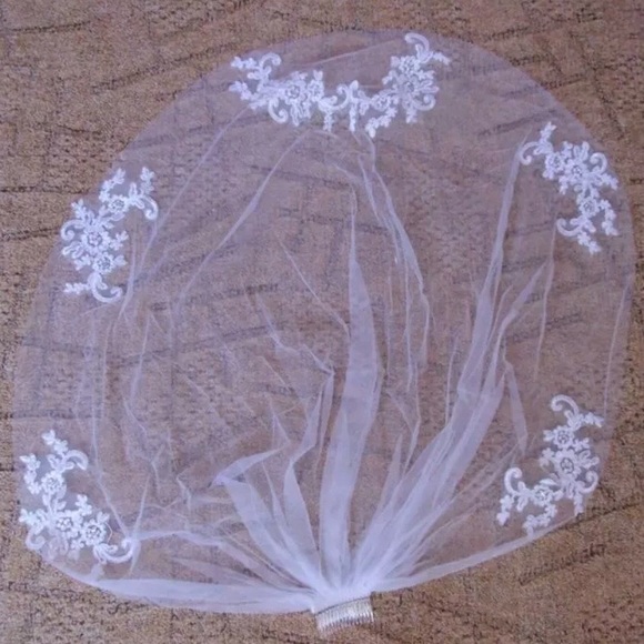 New beautiful waist length veil with lace
